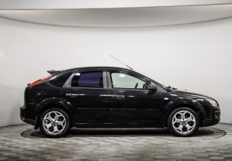 Подержанный автомобиль Ford Focus Hatchback 2006 года (4 фото)