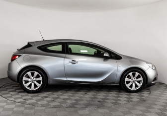 Подержанный автомобиль Opel Astra Hatchback 2012 года (4 фото)