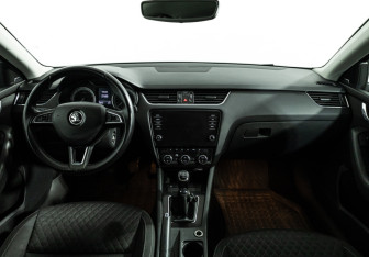 Подержанный автомобиль Skoda Octavia Liftback 2017 года (13 фото)