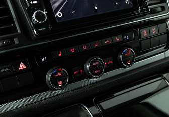 Подержанный автомобиль Volkswagen Multivan 2018 года (17 фото)