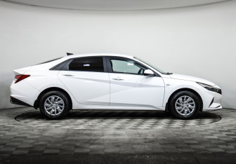 Подержанный автомобиль Hyundai Elantra Sedan 2021 года (4 фото)