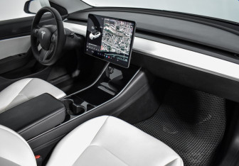 Подержанный автомобиль Tesla Model 3 2019 года (12 фото)