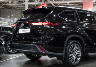 Подержанный автомобиль Toyota Highlander 2021 года (8 фото)