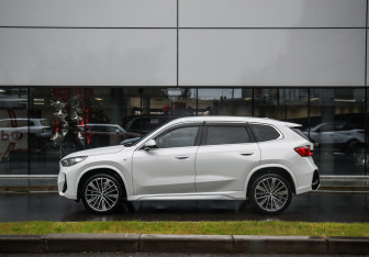 Подержанный автомобиль BMW X1 2024 года (9 фото)