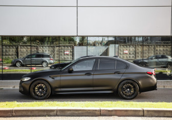 Подержанный автомобиль BMW M5 Sedan 2021 года (10 фото)