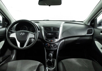 Подержанный автомобиль Hyundai Solaris Sedan 2011 года (13 фото)