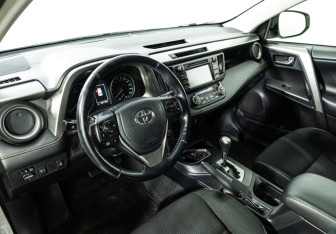 Подержанный автомобиль Toyota RAV4 2016 года (11 фото)