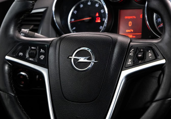 Подержанный автомобиль Opel Astra Hatchback 2012 года (12 фото)