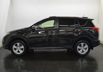 Подержанный автомобиль Toyota RAV4 2014 года (8 фото)