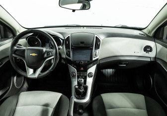 Подержанный автомобиль Chevrolet Cruze Hatchback 2013 года (13 фото)