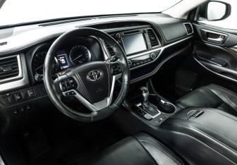Подержанный автомобиль Toyota Highlander 2014 года (11 фото)