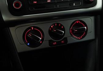 Подержанный автомобиль Volkswagen Polo Sedan 2013 года (15 фото)