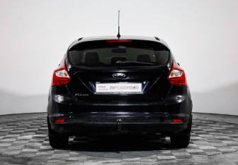 Подержанный автомобиль Ford Focus Hatchback 2012 года (6 фото)