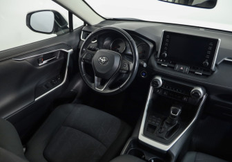 Подержанный автомобиль Toyota RAV4 2019 года (8 фото)