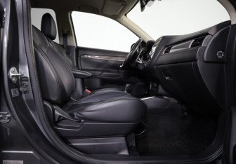 Подержанный автомобиль Mitsubishi Outlander 2019 года (26 фото)