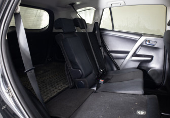 Подержанный автомобиль Toyota RAV4 2016 года (14 фото)