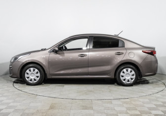 Подержанный автомобиль Kia Rio Sedan 2018 года (8 фото)