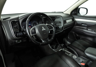Подержанный автомобиль Mitsubishi Outlander 2013 года (11 фото)