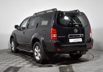 Подержанный автомобиль Nissan Pathfinder 2007 года (11 фото)