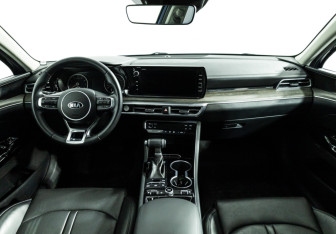 Подержанный автомобиль Kia K5 2021 года (14 фото)