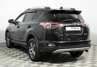 Подержанный автомобиль Toyota RAV4 2016 года (7 фото)