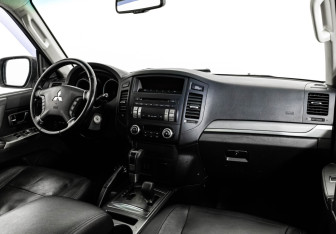 Подержанный автомобиль Mitsubishi Pajero 2013 года (9 фото)