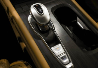 Подержанный автомобиль Voyah Dream 2023 года (21 фото)