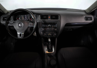 Подержанный автомобиль Volkswagen Jetta Sedan 2012 года (9 фото)