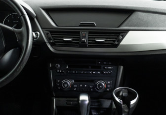 Подержанный автомобиль BMW X1 2013 года (14 фото)