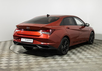 Подержанный автомобиль Hyundai Elantra Sedan 2022 года (5 фото)