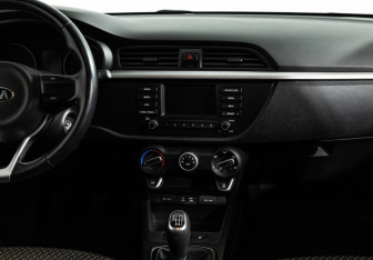 Подержанный автомобиль Kia Rio Hatchback 2017 года (14 фото)