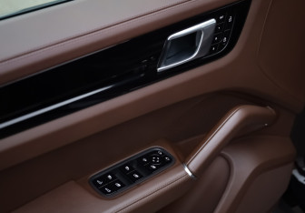 Подержанный автомобиль Porsche Cayenne 2019 года (14 фото)