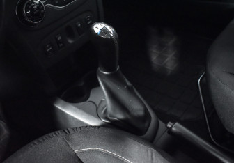 Подержанный автомобиль Renault Sandero 2016 года (11 фото)