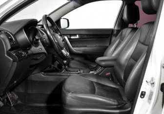 Подержанный автомобиль Kia Sorento 2017 года (12 фото)