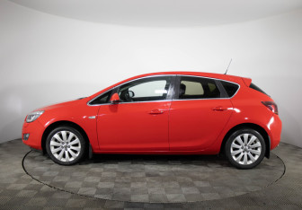 Подержанный автомобиль Opel Astra Hatchback 2012 года (8 фото)