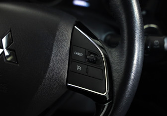 Подержанный автомобиль Mitsubishi Outlander 2022 года (11 фото)