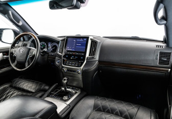 Подержанный автомобиль Toyota Land Cruiser Suv 2017 года (9 фото)
