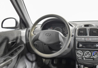 Подержанный автомобиль Hyundai Accent Sedan 2003 года (14 фото)