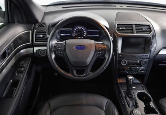 Подержанный автомобиль Ford Explorer 2017 года (11 фото)