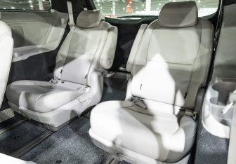 Подержанный автомобиль Kia Carnival 2017 года (16 фото)