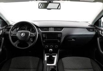 Подержанный автомобиль Skoda Octavia Liftback 2014 года (10 фото)