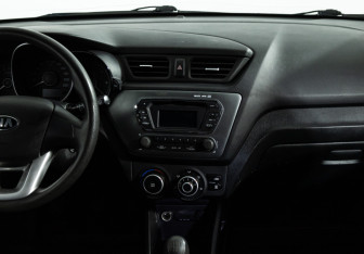 Подержанный автомобиль Kia Rio Hatchback 2013 года (14 фото)