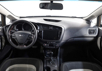 Подержанный автомобиль Kia Ceed Hatchback 2013 года (10 фото)