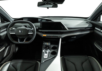 Подержанный автомобиль Changan UNI-V 2023 года (13 фото)