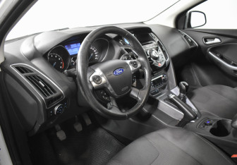 Подержанный автомобиль Ford Focus Sedan 2012 года (9 фото)