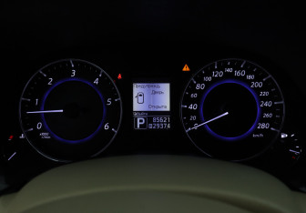 Подержанный автомобиль Infiniti QX70 2013 года (18 фото)