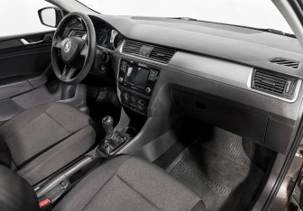 Подержанный автомобиль Skoda Rapid Liftback 2018 года (14 фото)