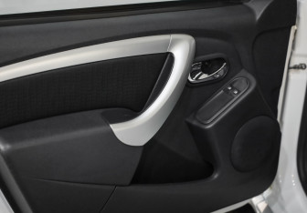 Подержанный автомобиль Nissan Terrano 2017 года (17 фото)