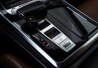 Подержанный автомобиль Audi Q8 2018 года (23 фото)