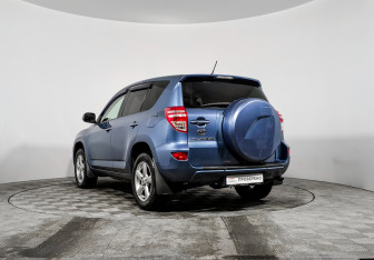 Подержанный автомобиль Toyota RAV4 2010 года (7 фото)